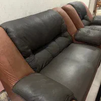 مبل راحتی و با روکش چرم و چوب بسیار قوی ظاهری شیک