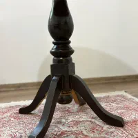 میز گرد چوبی به همراه رومیزی