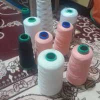 مقداری نخ خیاطی