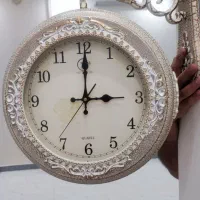 ساعت دیواری دو طرفه و لوستر