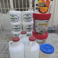 تعدادی سطل و دبه