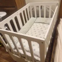 تخت گهواره ای کنار تخت مادر