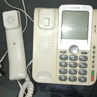 یک دستگاه تلفن ثابت بسیار تمیز