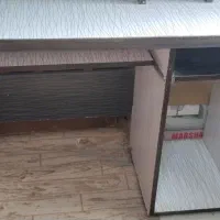 میز تحریر وکامپیوتر