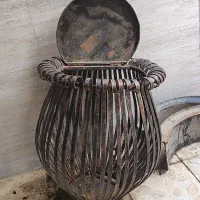 سطل زباله جلو ساختمانی