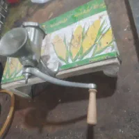فروش چرخ گوشتی دستی قدیمی سالم سالم همراه با میزش