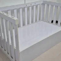 تخت خواب کودک کنار مادر