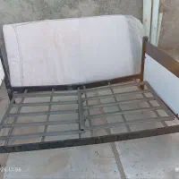 تخت یک نفره فلزی باتشک  نیاز به تعمیر