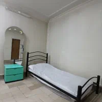 تخت فلزی با کفی چوبی و دراور