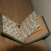 دفترچه دستساز صحافی شده قدیمی