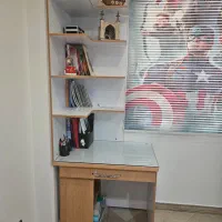 میز تحریر به همراه کتابخانه