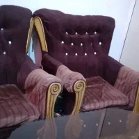 دوعدد مبل یک نفره همراه با میز