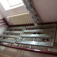 تخت یک نفره. و مبل۴ نفره و میز عسلی.