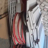 تعدای قفسه (وسط )فروشگاهی