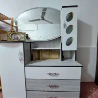 میز آرایش بسیار تمیز و محکم  درحدنوبه فروش میرسد