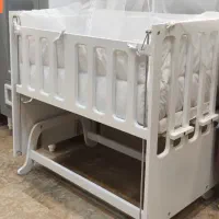 تخت گهواره ای کنار مادر