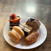 فروشنده قنادی و ظرف شور