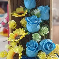 دسته گل با پایه چوبی