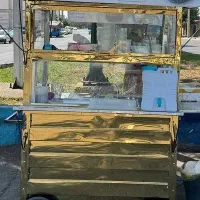 فروشنده در بوفه طلایی
