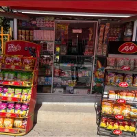 کارگر غرفه تنقلاتی