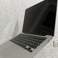 یک دستگاه لبتاب مک بوک ۲۰۱۵