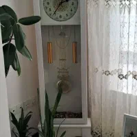 میز تلوزیون و ساعت ایستاده