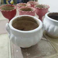 تعداد هفت عدد گلدان سفالی صورتی قرمز وسفید