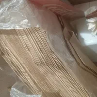 تعدای پاکت سوخاری اسنپ و ظروف یبار مصرف کافه