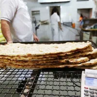 کار در نانوایی . شاطر خمیرگیر.. میناب