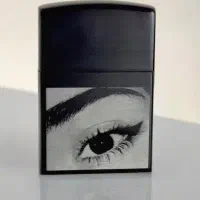 حک چهره و چشم روی فندک گردنبند و دستبند