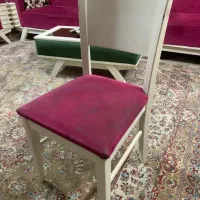 یک عدد صندلی چوبی