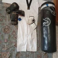 لباس کاراته و دستکش بوکس