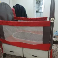 تخت نوزاد کنار مادر