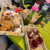 نیرو برای کار در کافه یک خانوم و یک اقا