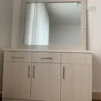 اینه و‌میزارایشی