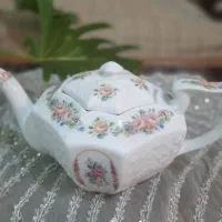 قوری، دریچه قدیمی، کارت بازی، شمعدان، لیوان بزرگ