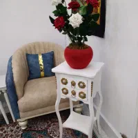 میز تلفن و گل