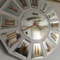 ساعت آینه ای تمیز