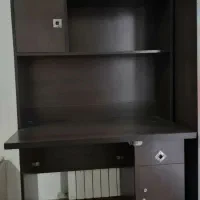 میز تحریر و کتابخانه