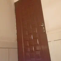 درب اتاق بسیار تمیز همراه با چهار چوب