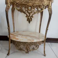 میز کنار سالنی