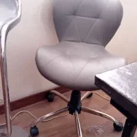 ۸ عدد صندلی چرخدار