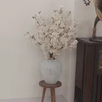 گل و گلدان شکوفه گیلاس به همراه پایه