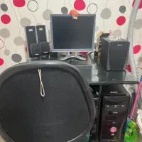 کامپیوتر و میز و صندلی