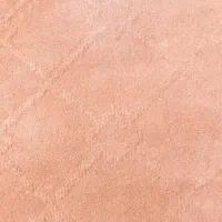 موکت تمیز زیر فرش پهن بوده
