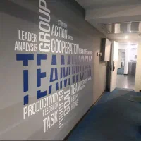 نوشته دیوار ی نویسی برچسب تایپ گرافی نصب استیکر