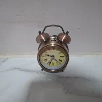 ساعت رومیزی بدنه فلز بسیار زیبا قیمت۵۸۰