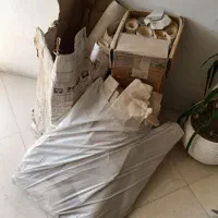 مقداری ته رول کاغذ دیواری