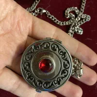 اویز گردن(گردنبند)جا عکسی و اینه