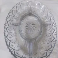 یک عدد ظرف مزه‌ شیشه‌ای چهار قسمت دارد